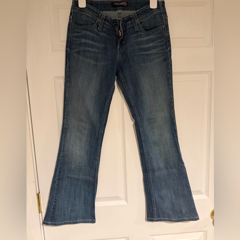 Levi's Women's low-rise Boot Cut Jeans, flower embroidery detail on back pockets